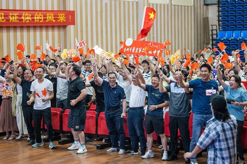 北京時(shí)間7月27日，2024年巴黎奧運(yùn)會(huì)首個(gè)比賽日，在射擊10米氣步槍混合團(tuán)體比賽中，中國(guó)選手黃雨婷/盛李豪獲得金牌。圖為黃雨婷的母校師生們通過(guò)收看奧運(yùn)直播的方式為她加油助威。