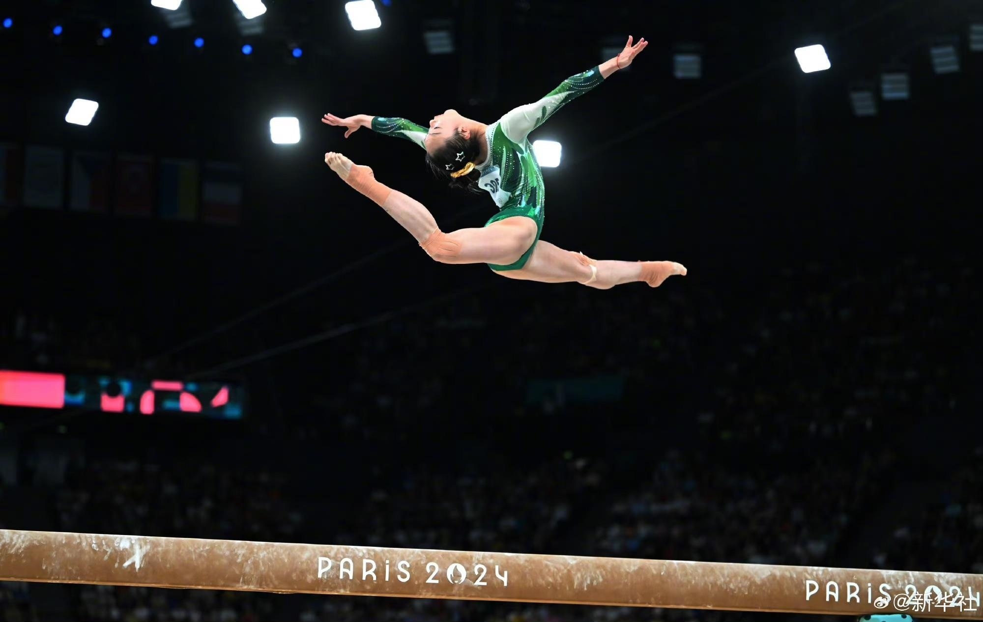 巴黎奧運會體操女子平衡木比賽中，中國選手周雅琴的靚麗身姿