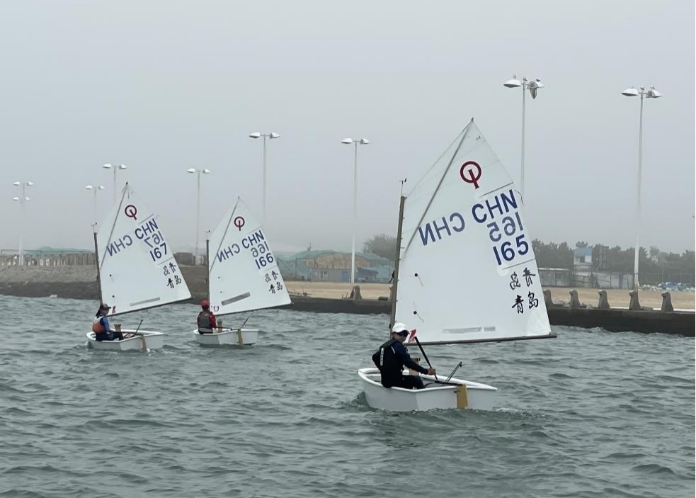 青島市嶗山區(qū)中韓小學(xué)帆船社團(tuán)進(jìn)行帆船訓(xùn)練。青島市嶗山區(qū)教育和體育局供圖