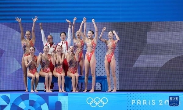 北京時間8月8日凌晨，巴黎奧運(yùn)會花樣游泳集體項(xiàng)目的最后一項(xiàng)比賽集體技巧自選在巴黎奧林匹克水上運(yùn)動中心舉行。中國隊(duì)奪得花樣游泳集體項(xiàng)目金牌。圖為中國隊(duì)在比賽后慶祝奪冠。新華社記者 薛宇舸 攝
