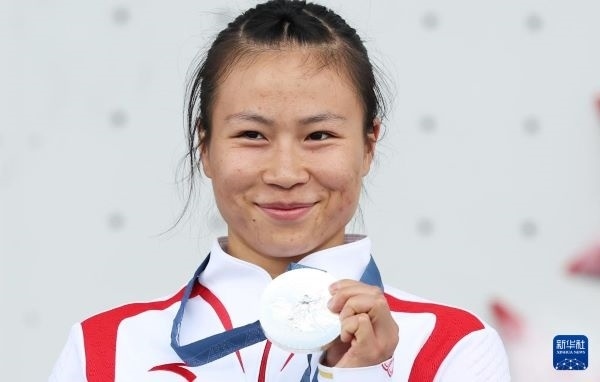 北京時間8月7日，在巴黎奧運會攀巖女子速度賽比賽中，中國選手鄧麗娟獲得銀牌。圖為亞軍中國選手鄧麗娟在頒獎儀式上。新華社記者 高靜 攝
