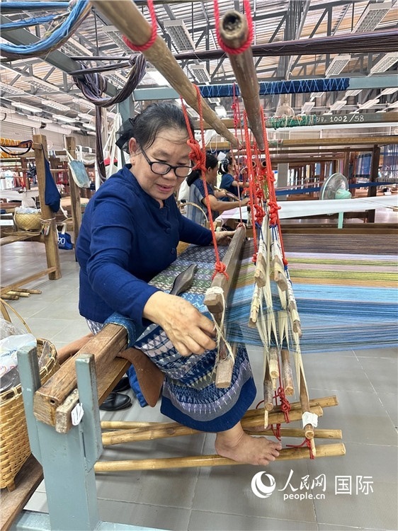 傳統(tǒng)手工織布。人民網(wǎng)記者 簡(jiǎn)承淵攝