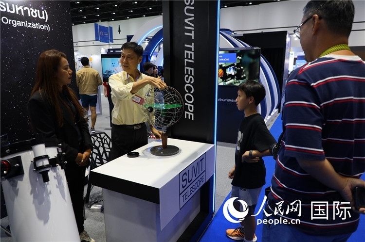 專家向觀眾講述航天知識。人民網(wǎng)記者簡承淵攝。