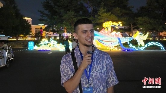 圖為外籍青年李浩然接受采訪。曹淼欣 攝