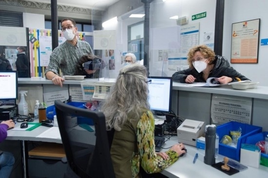 1月15日，人們在西班牙馬德里一家診所內(nèi)就診。新華社發(fā)（古斯塔沃·巴連特攝）