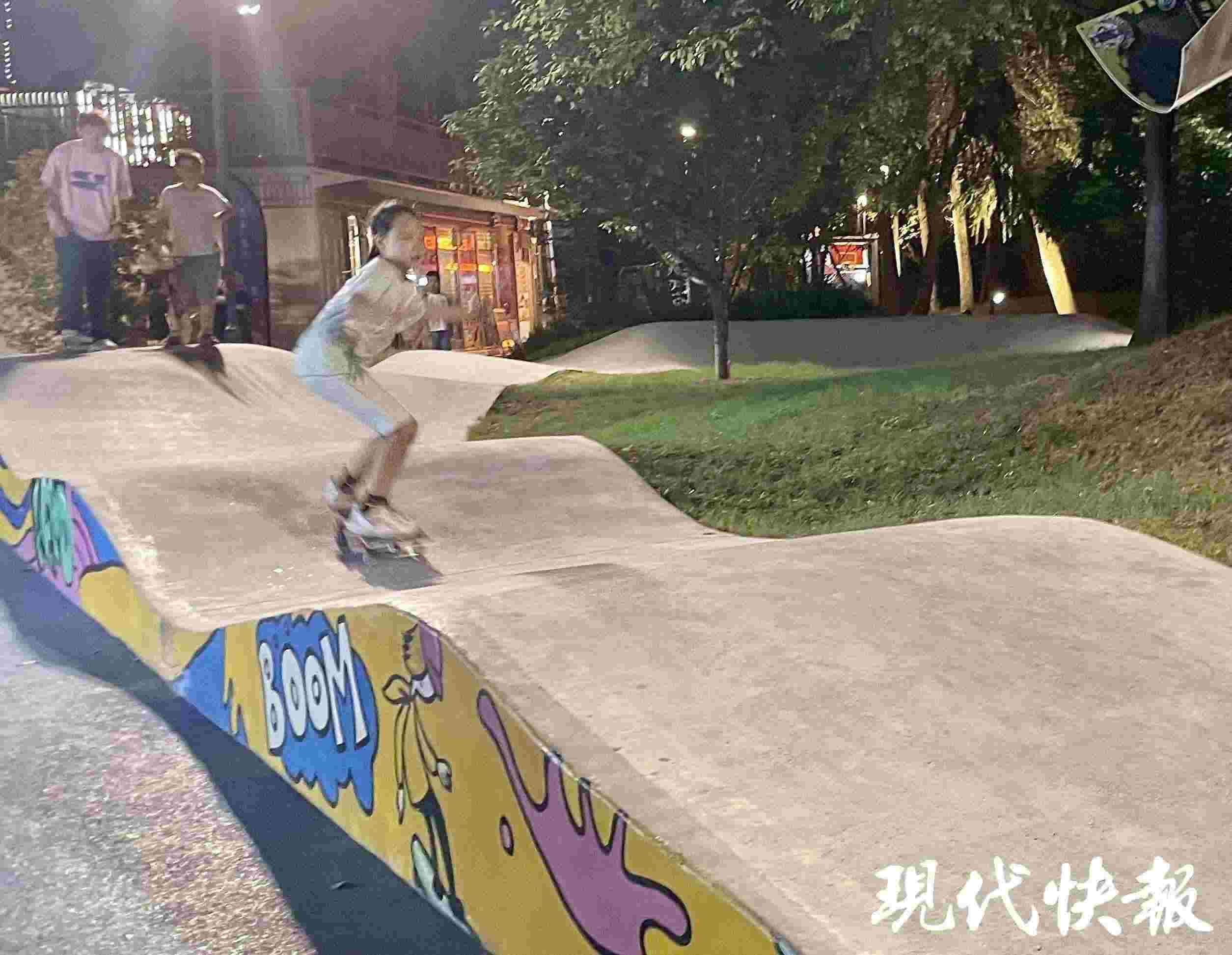 南京西城·夜未央的滑板場(chǎng)地上，一群青少年正在玩滑板