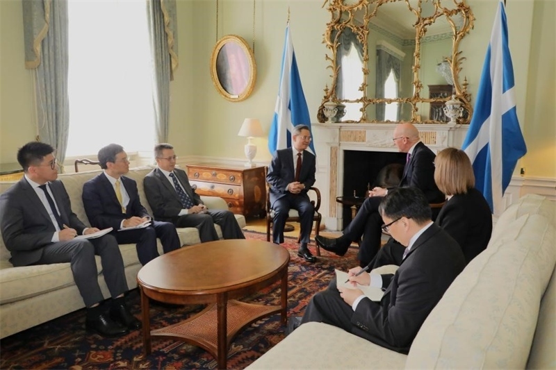 中國(guó)駐英國(guó)大使鄭澤光在愛丁堡會(huì)見蘇格蘭首席部長(zhǎng)斯溫尼。中國(guó)駐英國(guó)使館供圖