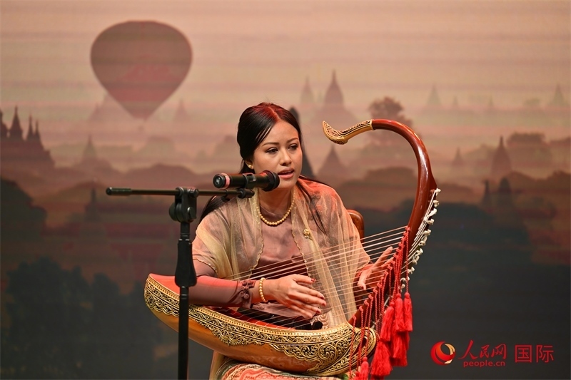 緬甸藝術(shù)家在開幕式上表演緬甸傳統(tǒng)樂器彎琴-人民網(wǎng)記者謝佳君攝