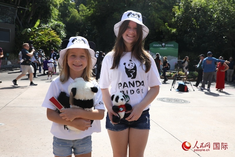 3、美國(guó)當(dāng)?shù)卦S多民眾來圣迭戈動(dòng)物園看熊貓。 人民網(wǎng)記者 李志偉攝