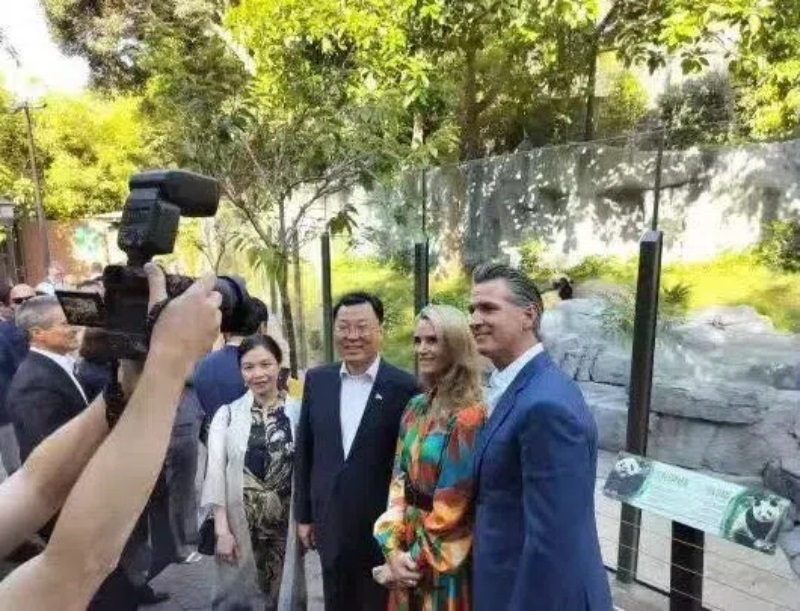 謝鋒大使及夫人與加州州長(zhǎng)紐森夫婦在圣迭戈動(dòng)物園大熊貓館前合影。圖片為中國(guó)駐美大使館提供