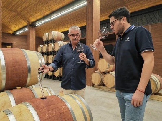  8月7日，尼古拉·格里馬（左）與同事在酒窖中。新華社記者 劉海 攝