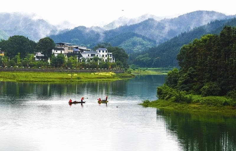 2024年6月5日，志愿者在湖南常寧市洋泉水庫清理水面漂浮物。