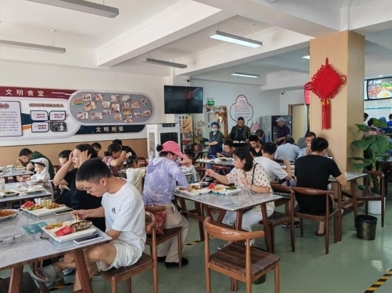 清水灣社區(qū)食堂坐滿了前來就餐的居民。新華社記者 鄒欣媛 攝