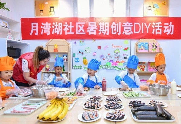 漯河市月灣湖社區(qū)青少年活動室里，志愿者教孩子們做手工。 齊國霞攝