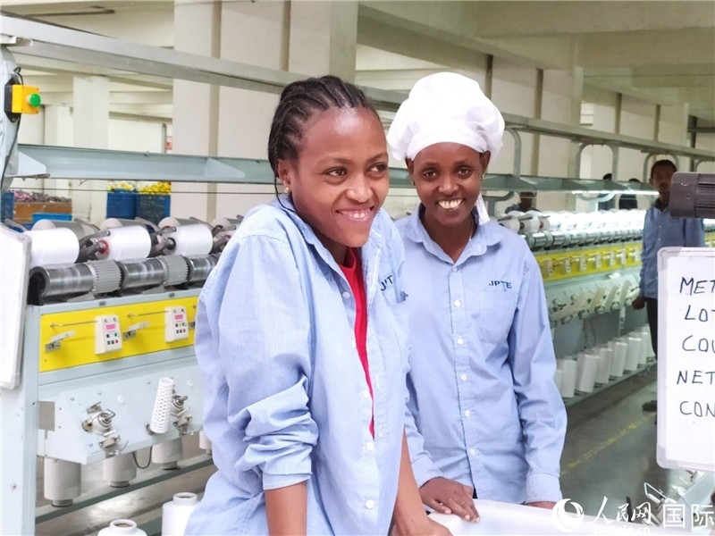 無(wú)錫金茂埃塞面料廠車間的當(dāng)?shù)嘏?。人民網(wǎng)記者黃培昭攝