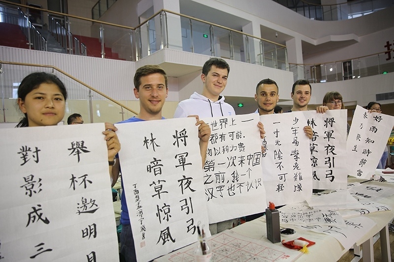 2017年6月5日，來(lái)自青島大學(xué)和中國(guó)石油大學(xué)（華東）的外國(guó)留學(xué)生在展示現(xiàn)場(chǎng)完成的書(shū)法作品。