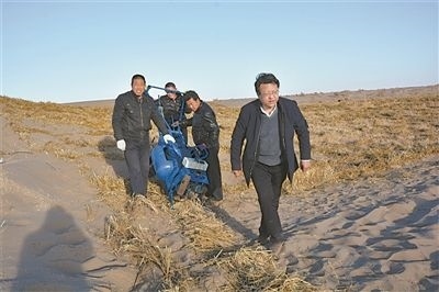 徐先英（右一）帶隊在沙漠腹地試驗新型手扶式小沙障機(jī)。受訪者供圖