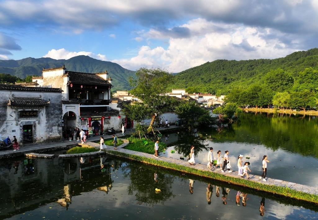 2024年7月7日，游客在安徽省黃山市黟縣宏村游玩。新華社記者杜宇攝