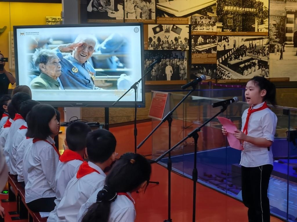 南京市科睿小學(xué)二年級(jí)學(xué)生章若初為大家講述抗戰(zhàn)老兵手印的故事。 新華社記者 邱冰清 攝