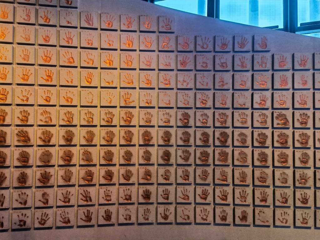 圖為侵華日軍南京大屠殺遇難同胞紀(jì)念館“三個(gè)必勝”展廳排列的648個(gè)鮮紅的手?。ň植浚Ｐ氯A社記者 邱冰清 攝