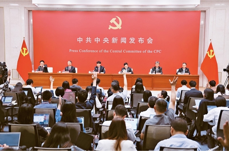 黨的二十屆三中全會(huì)是在以中國(guó)式現(xiàn)代化全面推進(jìn)強(qiáng)國(guó)建設(shè)、民族復(fù)興偉業(yè)的關(guān)鍵時(shí)期召開的一次十分重要的會(huì)議。圖為2024年7月19日，中共中央舉行新聞發(fā)布會(huì)，介紹和解讀黨的二十屆三中全會(huì)精神。 新華社記者 金立旺/攝