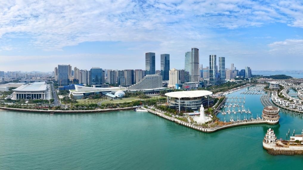 2024年1月24日拍攝的廈門國際會議中心、環(huán)島路一帶濱海城市景觀。新華社記者姜克紅攝