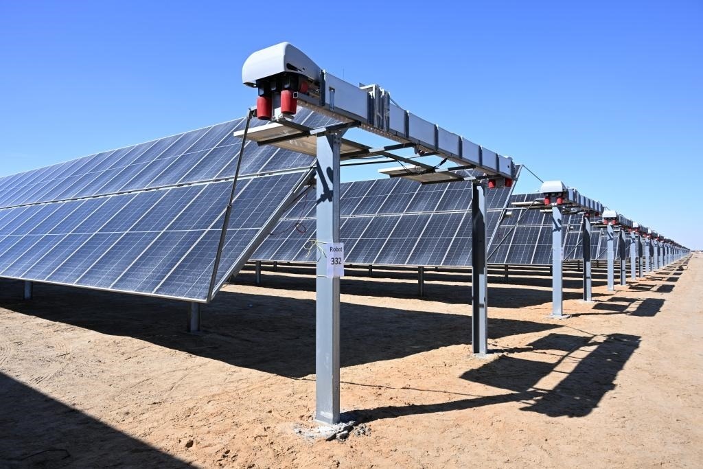這是2023年3月18日在位于阿聯酋阿布扎比南部的艾爾達芙拉光伏電站拍攝的光伏板。新華社發(fā)（中國機械設備工程股份有限公司阿布扎比分公司供圖）