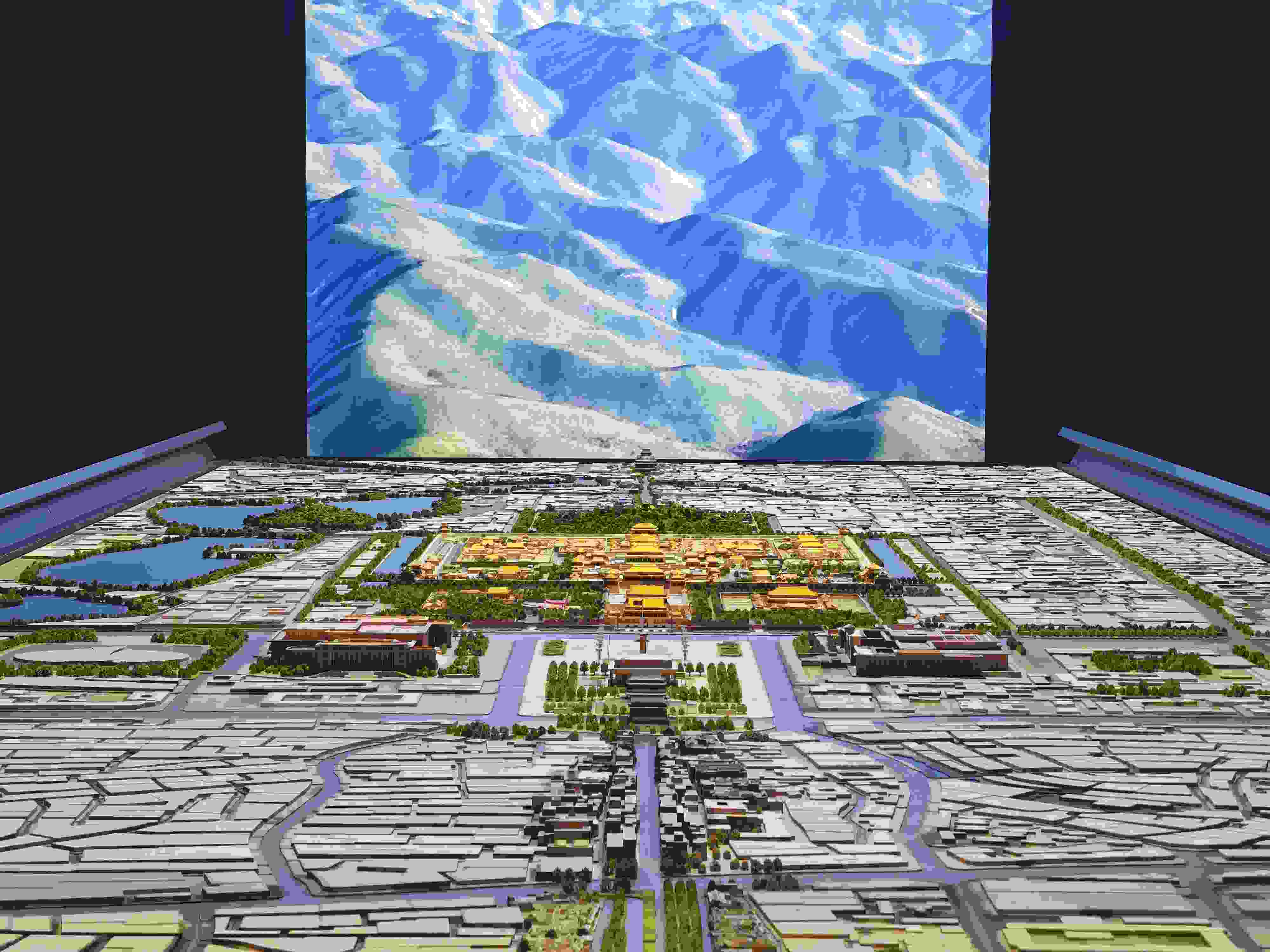 2023年3月，北京首都博物館精心制作的16米長中軸線沙盤，配以立體投影技術(shù)，展現(xiàn)了北京中軸線之壯美。