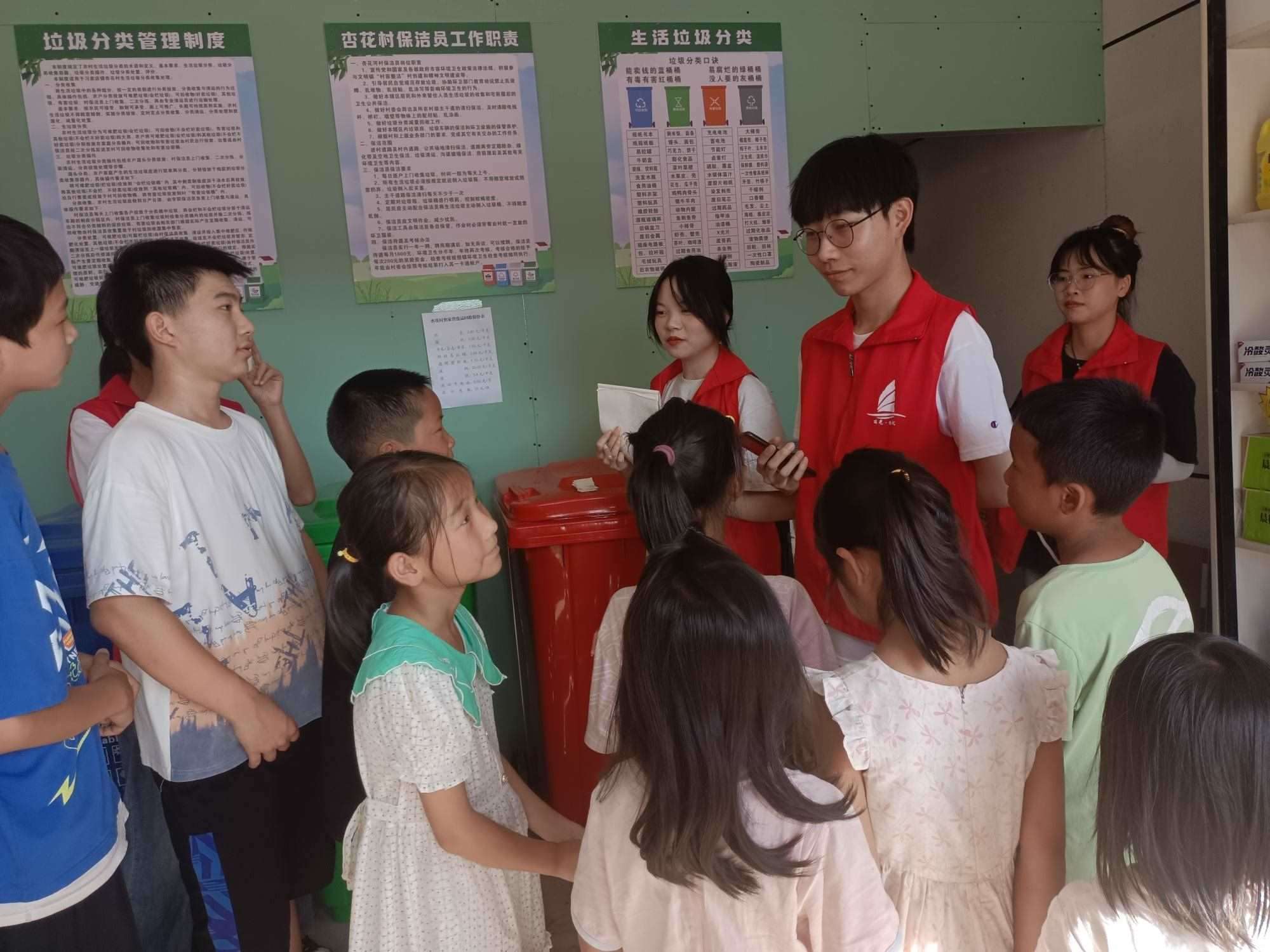 “小水滴”志愿服務隊進校園宣講環(huán)保內容