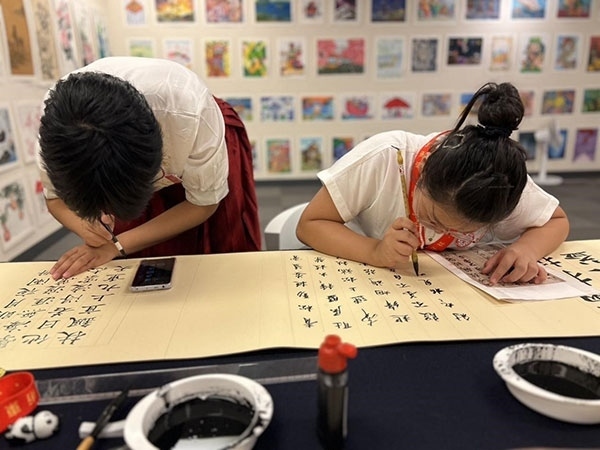 參加本次展覽的青少年在現(xiàn)場(chǎng)進(jìn)行書法創(chuàng)作。主辦方供圖