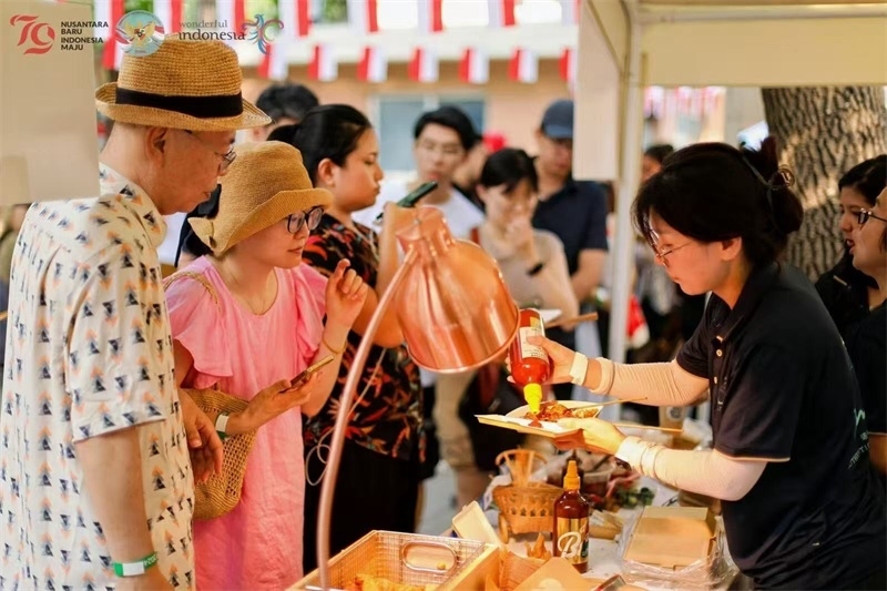 游客品嘗傳統(tǒng)印尼美食。