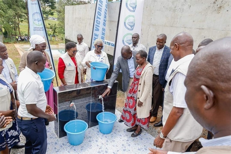 肯尼亞總統(tǒng)魯托考察南迪山供水項(xiàng)目設(shè)備運(yùn)行情況。中鐵十局供圖