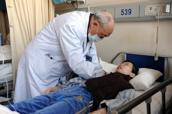 瑞金醫(yī)院終身教授王振義在上海瑞金醫(yī)院為病人看?。ㄙY料照片）。 新華社發(fā)