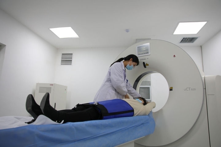 2023年3月2日，安徽省合肥市包河區(qū)煙墩街道社區(qū)衛(wèi)生服務中心的醫(yī)護人員為患者進行CT檢查。 新華社記者 曹力 攝