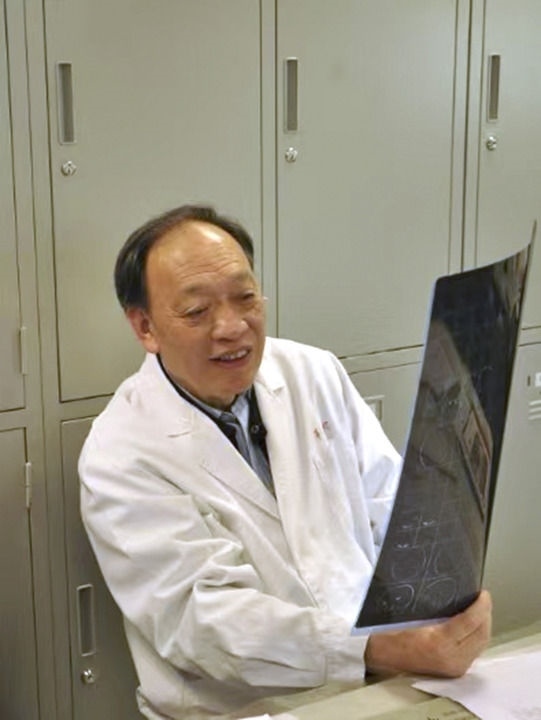 復旦大學附屬華山醫(yī)院感染科終身教授翁心華在工作（資料照片）。 新華社發(fā)