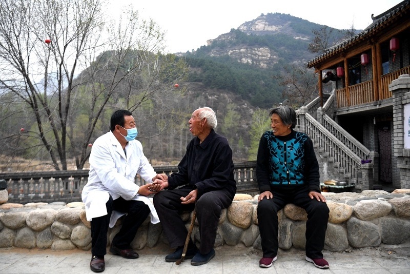 2020年4月15日，在河北阜平縣龍泉關(guān)鎮(zhèn)駱駝灣村，村醫(yī)霍建國為村民把脈。