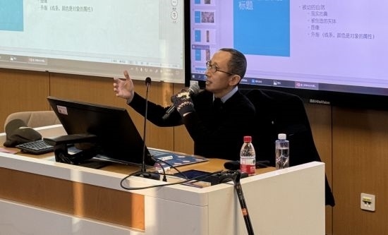 從去年秋天起，還在治療中的朱銳就堅持給本科生開課。（受訪者供圖）