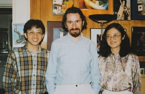 1992年，朱銳（左）赴美國杜蘭大學(xué)攻讀心靈哲學(xué)與認知科學(xué)，師從心靈哲學(xué)和認知科學(xué)家Radu Bogdan（中），右為朱銳師姐、北師大教授田平。