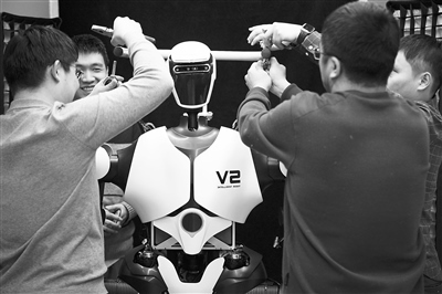 科研人員在調試機器人。新華社記者 金立旺攝