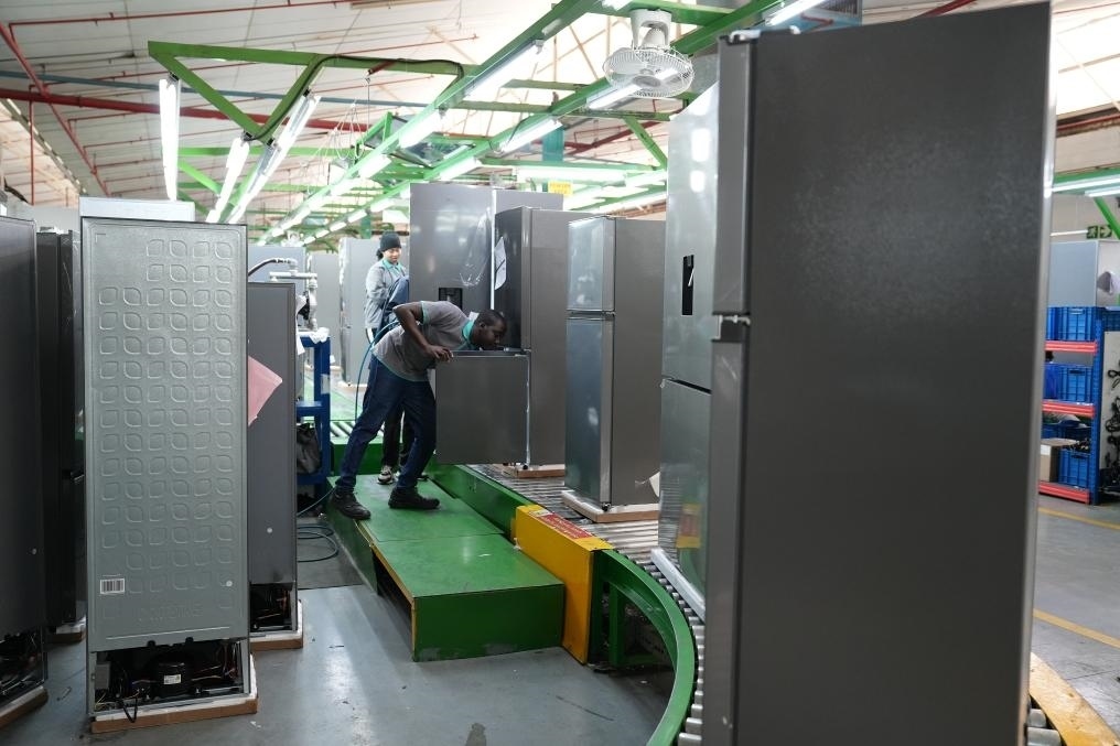 8月14日，在南非開普敦，當?shù)貑T工在海信南非工業(yè)園的冰箱生產(chǎn)線上工作。新華社記者王雷攝