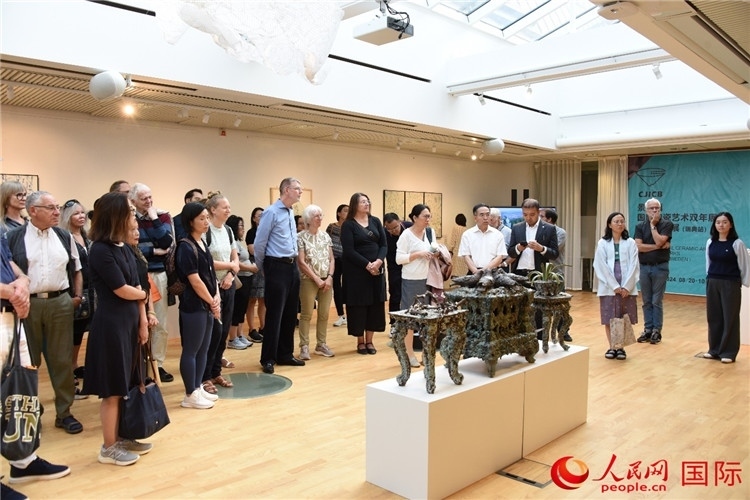 來(lái)賓參觀展覽作品。人民網(wǎng)記者 殷淼攝