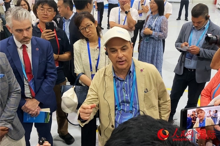 阿根廷駐華大使馬致遠與億華通動力科技有限公司總經理于民討論關切問題。人民網 宋歌攝