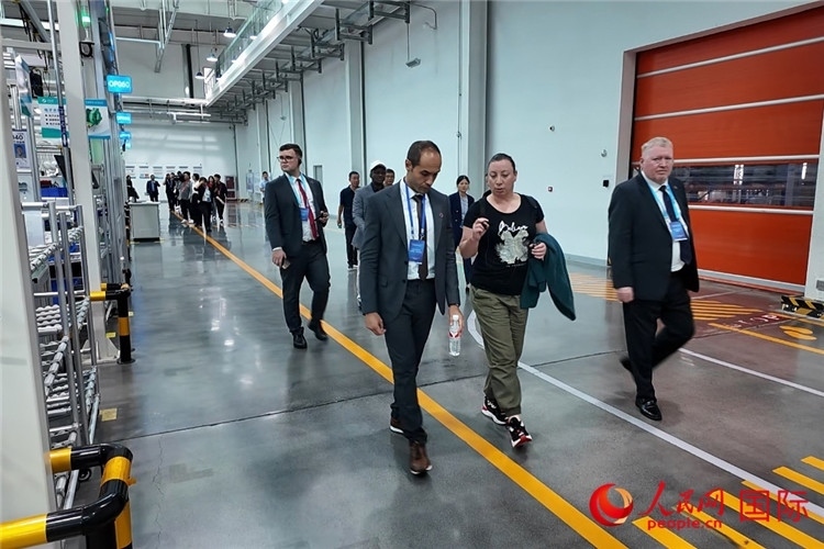 駐華外交官和國際組織駐華代表參觀億華通動力科技有限公司生產車間。人民網記者 方童攝