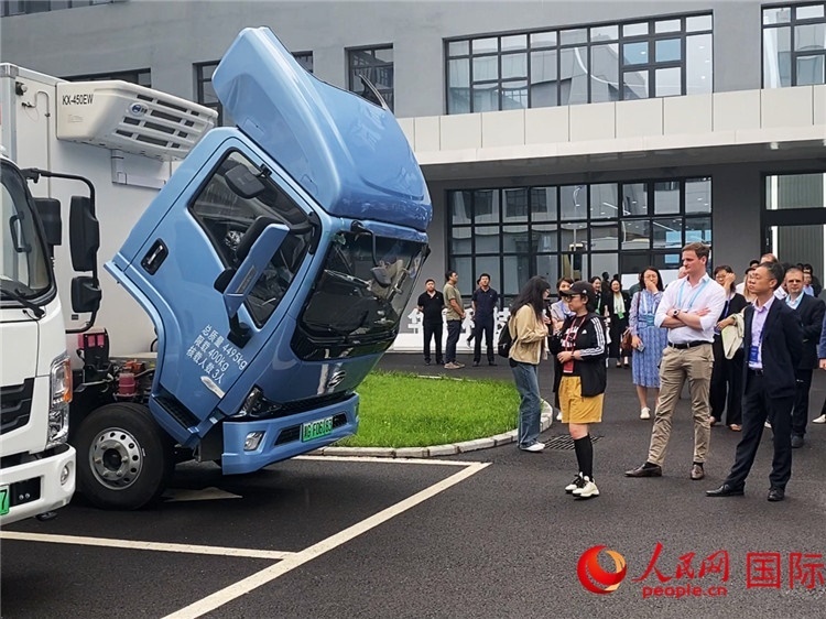 于民向駐華外交官和國際組織駐華代表介紹燃料電池車型。人民網記者 于洋攝