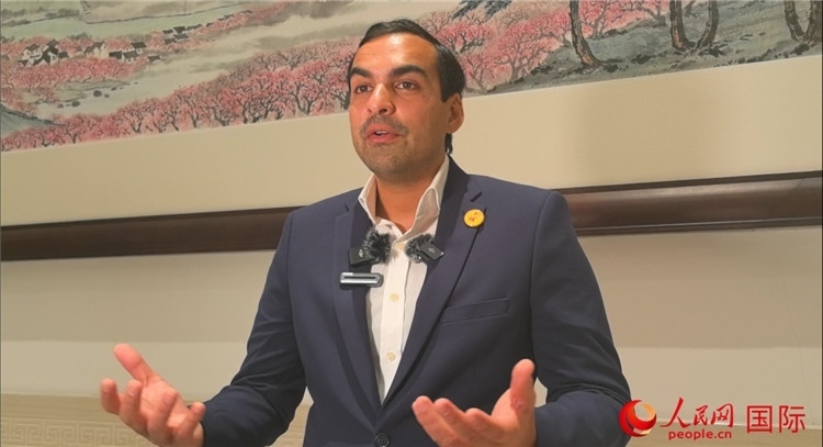 毛里求斯民議會(huì)議長(zhǎng)阿德里安·夏爾·杜瓦爾接受媒體采訪(fǎng)。人民網(wǎng) 鐘文興攝