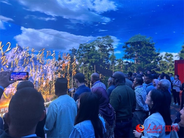 代表團(tuán)在全景影院中感受長征場景。人民網(wǎng) 曹欣悅攝