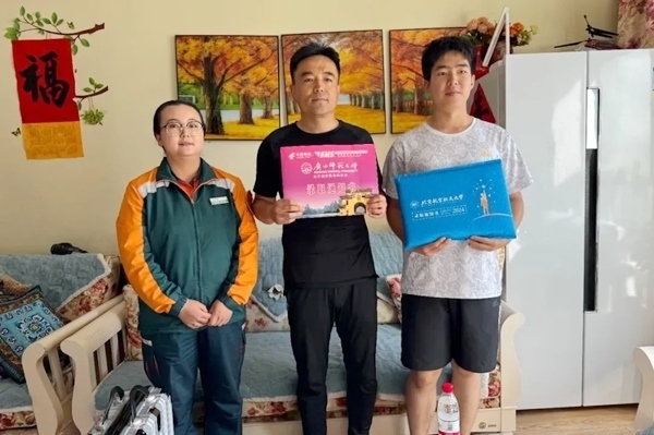 劉傲寒父子收到錄取通知書(shū)。北航供圖