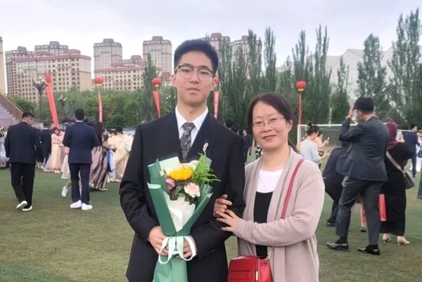劉傲寒和媽媽合影。北航供圖