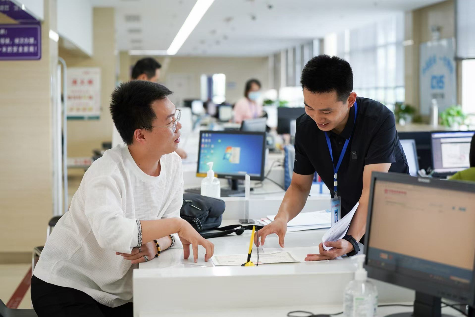 安徽省池州市市民在市政務(wù)服務(wù)大廳辦理業(yè)務(wù)。人民網(wǎng)記者 王銳攝