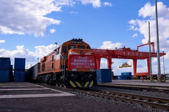2023年9月20日，一列中歐班列行駛在內(nèi)蒙古滿洲里站貨運(yùn)車間集裝箱場(chǎng)。作為我國向北開放的“橋頭堡”、中歐班列“東通道”的重要口岸，滿洲里鐵路口岸不斷加大中歐班列通道能力建設(shè)，進(jìn)一步提升運(yùn)輸效率和品質(zhì)